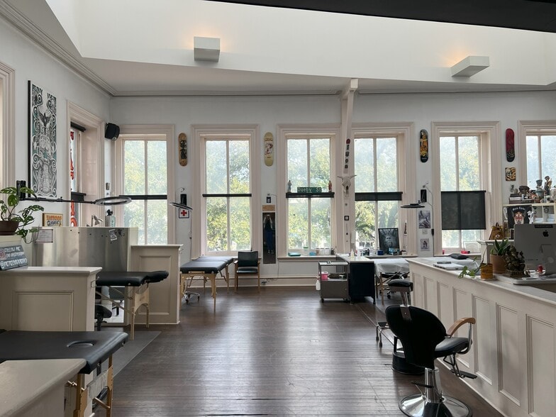 More Photos Of 7-9 E Bay St, Savannah Bar For Sale