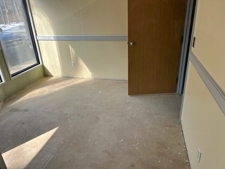 More Photos Of 5538 Maccorkle Ave SE, Charleston Office For Lease
