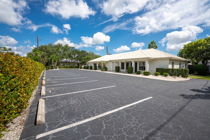 More Photos Of 866-868 99th Ave N, Naples Medical For Lease