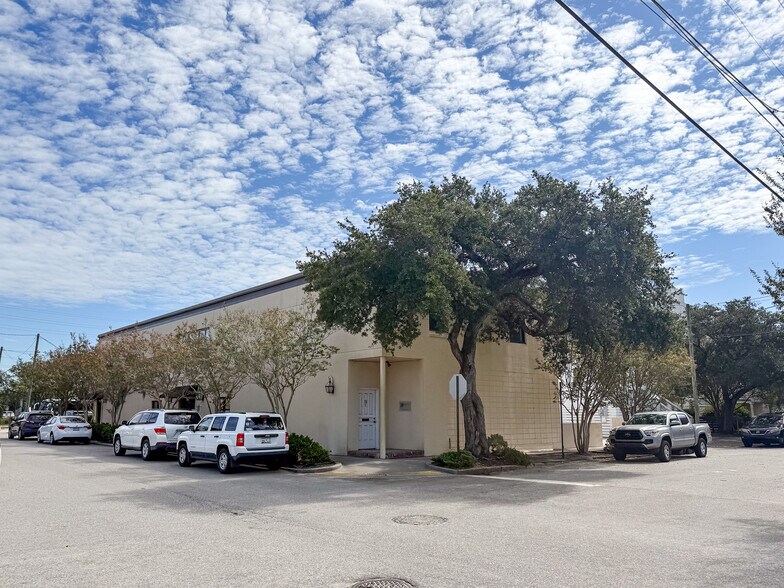 More Photos Of 11 Isabella St, Charleston Flex For Lease