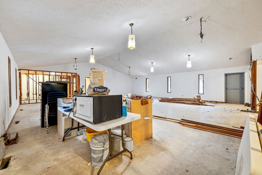 More Photos Of 115 N 8th St, Yukon Religious Facility For Sale