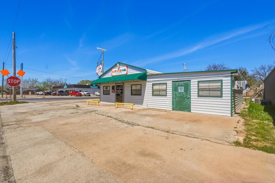 More Photos Of 542 Graham St, Tuscola General Retail For Sale