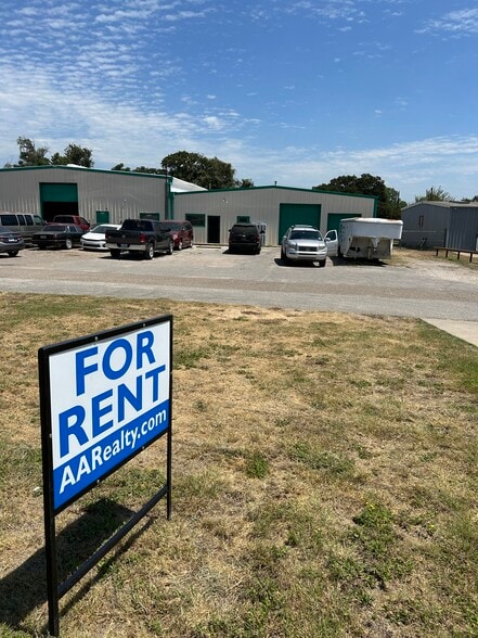 More Photos Of 440 N Broadway St, Joshua Manufacturing For Lease