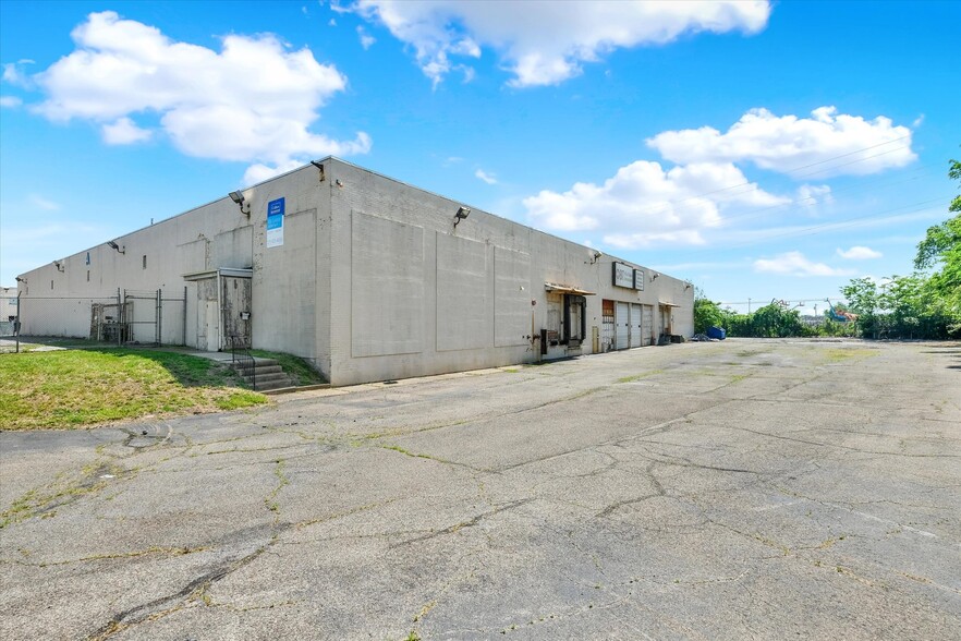 More Photos Of 6900 Lindbergh Blvd, Philadelphia Distribution For Lease