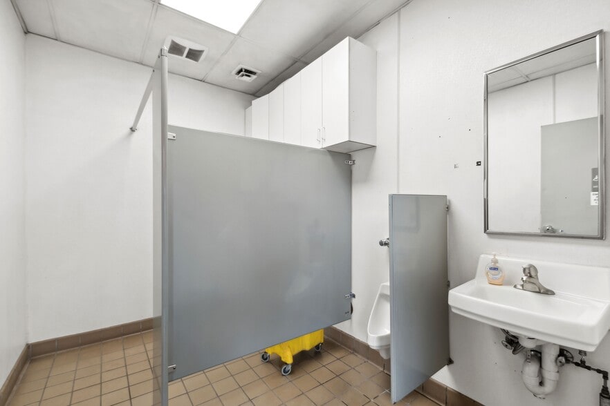 More Photos Of 196 3rd Avenue East N, Kalispell Service Station For Sale