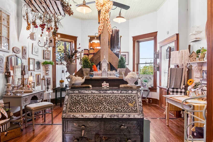 More Photos Of 702 Front St, Comfort Freestanding For Sale