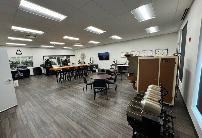More Photos Of 325 Marriott Dr, Lincolnshire Manufacturing For Lease