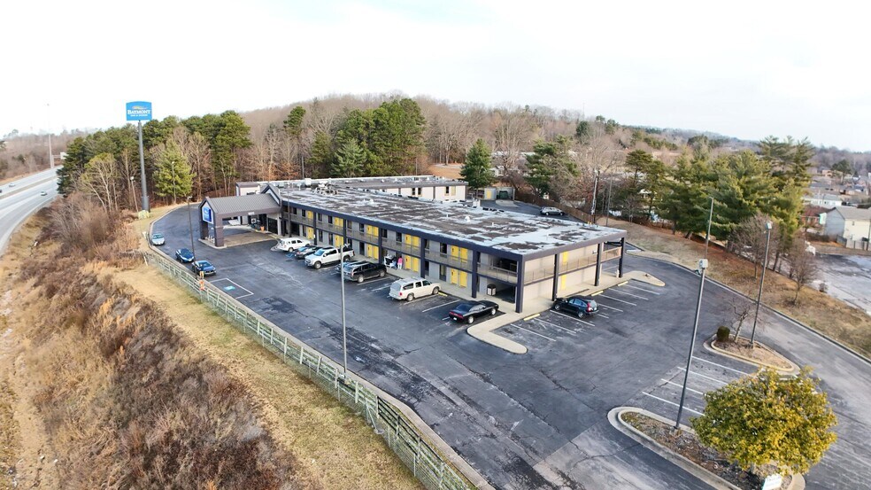 More Photos Of 2075 Highway 192 W, London Hotel For Sale