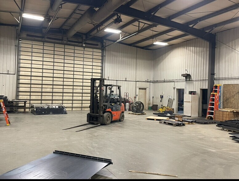 More Photos Of 523 Business Parkway rd, Falls City Manufacturing For Sale