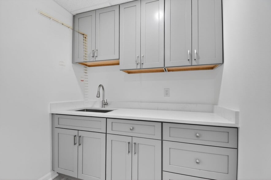 More Photos Of 8607-8609 2nd Ave, Silver Spring Medical For Sale