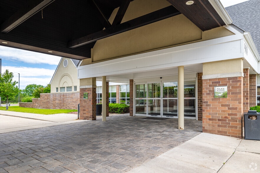 More Photos Of 900 W Lake Cook Rd, Buffalo Grove Hotel For Sale