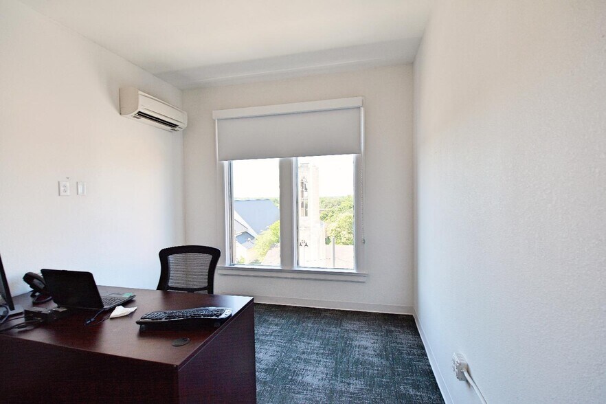 More Photos Of 217 S River St, Seguin Storefront Retail Office For Lease