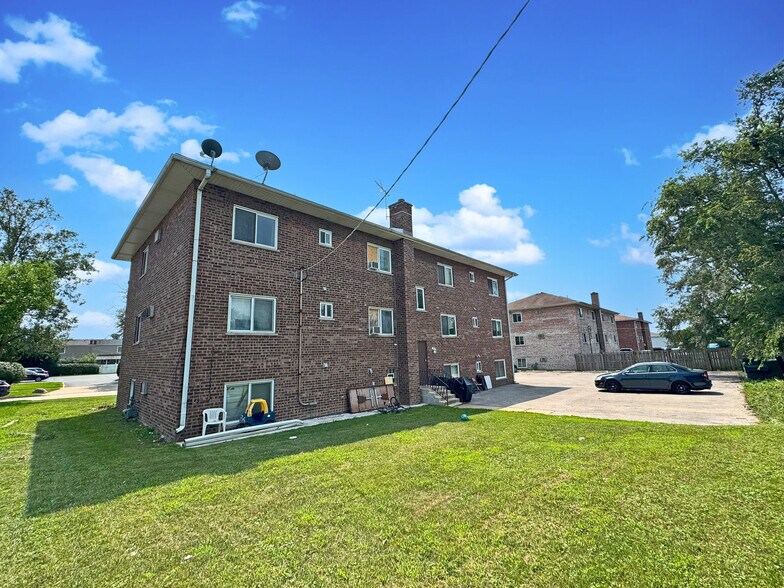 More Photos Of 1150 Surrey Dr, Glen Ellyn Apartments For Sale