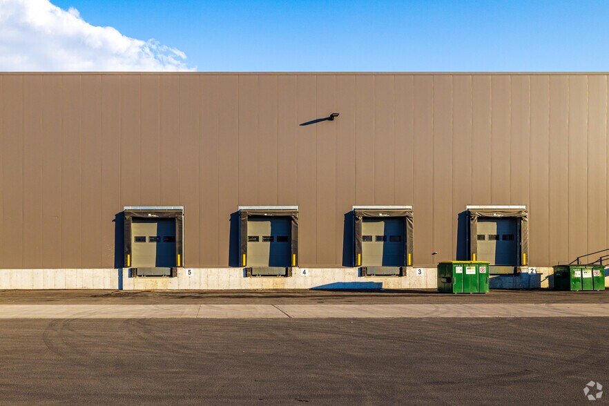 More Photos Of 11235 Boul Métropolitain E, Montréal Distribution For Lease