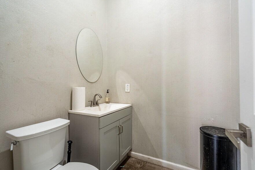 More Photos Of 1004 W Main St, Crowley Auto Repair For Sale