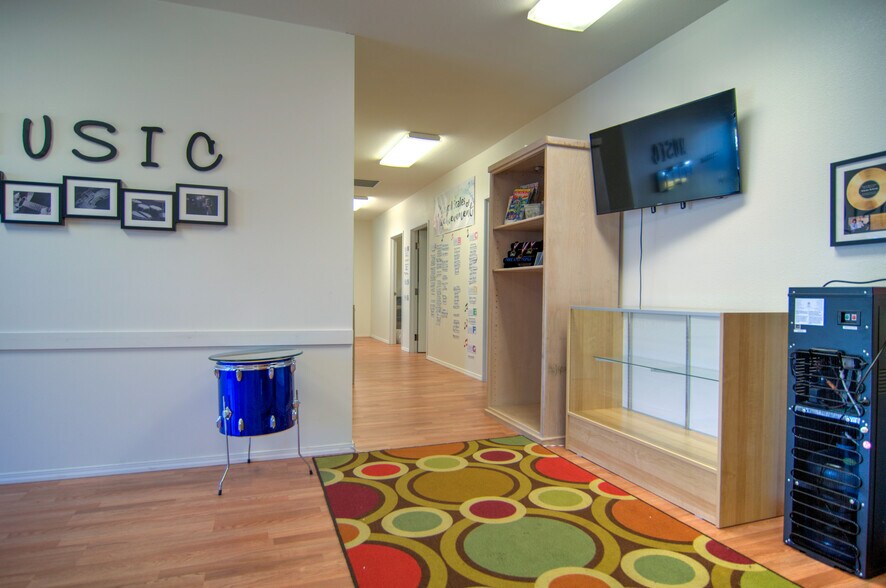 More Photos Of 1900 Belmont Loop, Woodland Storefront Retail Office For Lease