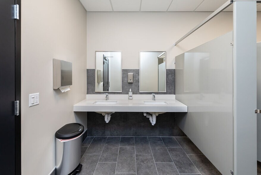 More Photos Of 4303-4399 S Columbia Rd, Grand Forks Medical For Sale