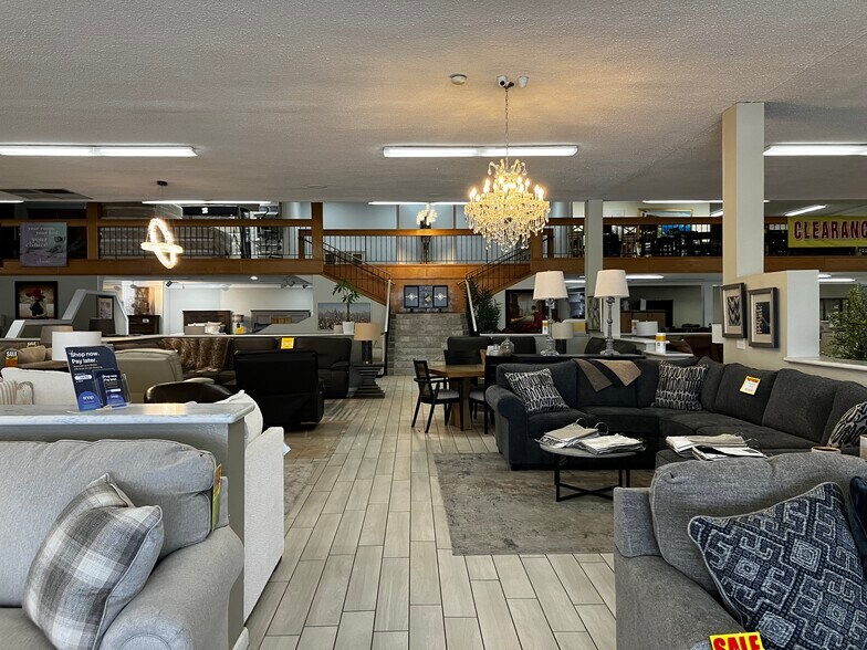 More Photos Of 620 Chester Ave, Bakersfield Showroom For Sale