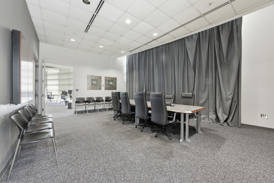 More Photos Of 600 Lakeshore Pky, Birmingham Medical For Lease