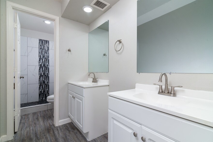 More Photos Of 515 W Pebble Beach Dr, Tempe Specialty For Sale