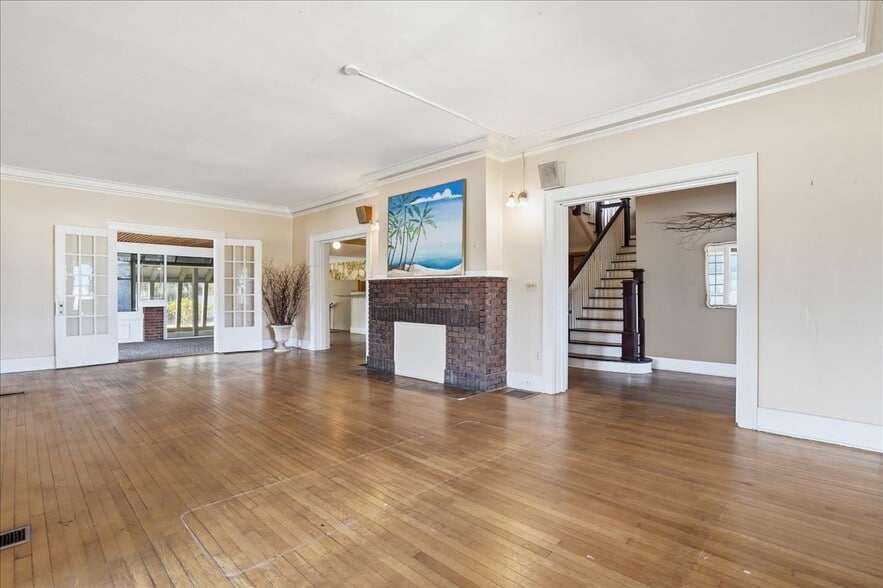 More Photos Of 337 8th Ave W, Palmetto Restaurant For Sale