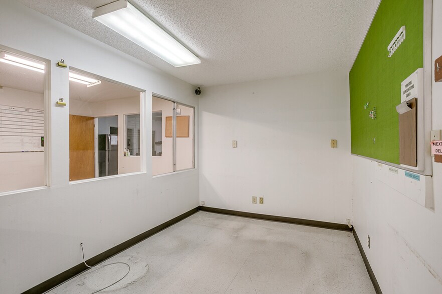 More Photos Of 1841 W Division St, Arlington Warehouse For Sale