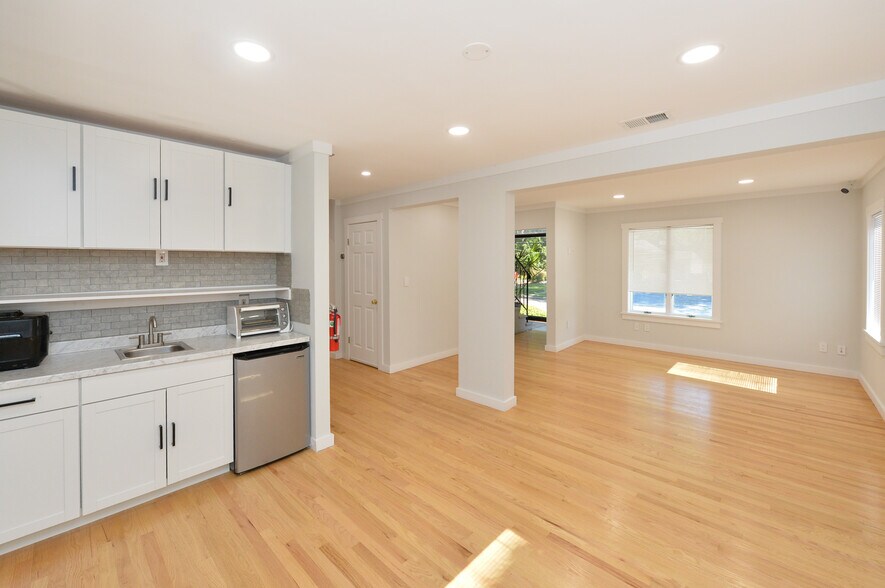 More Photos Of 24 Farview Ter, Paramus Office For Sale