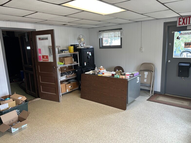 More Photos Of 405 W Barber Ave, Livingston Flex For Sale