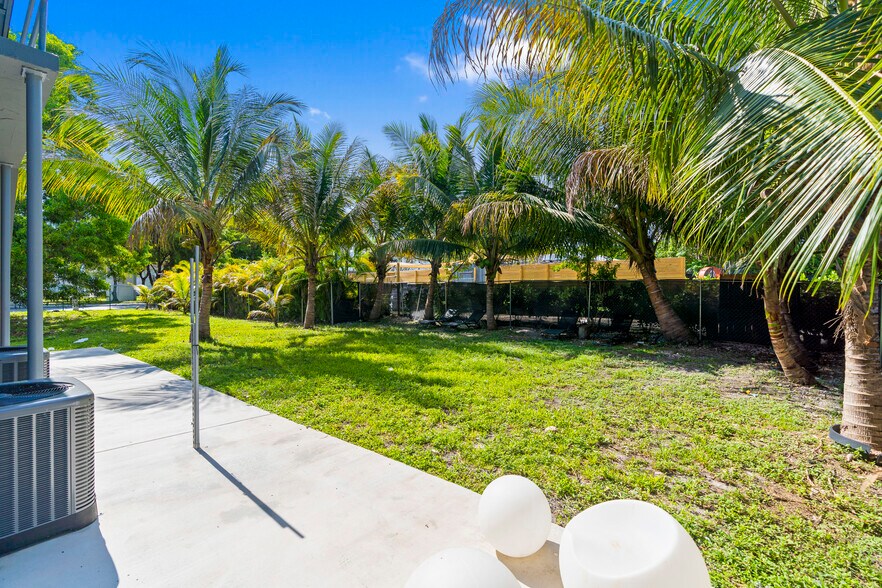 More Photos Of 216 NW 11th St, Miami General Retail For Lease