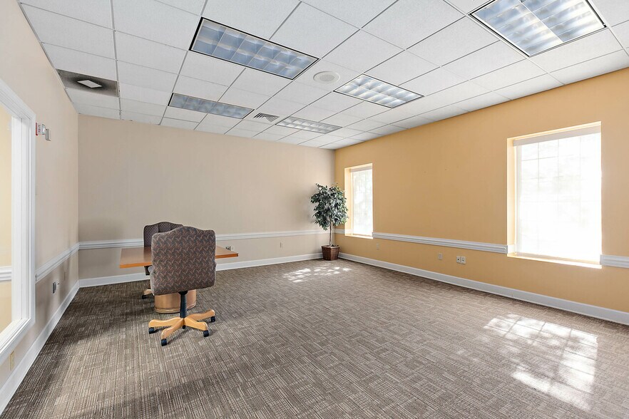 More Photos Of 1997 Capital Cir NE, Tallahassee Bank For Lease