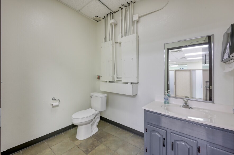 More Photos Of 508 Bryant Rd, Conroe Manufacturing For Sale
