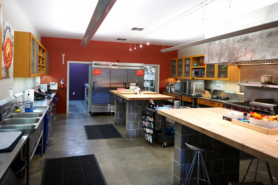 More Photos Of 5226 Elm St, Bellaire Light Distribution For Sale