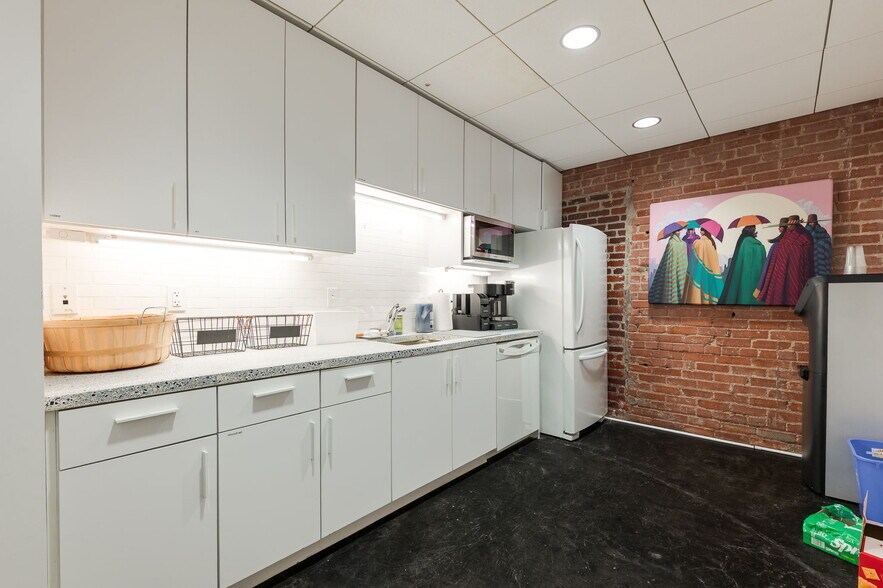 More Photos Of 811 N Broadway Ave, Oklahoma City Office For Lease