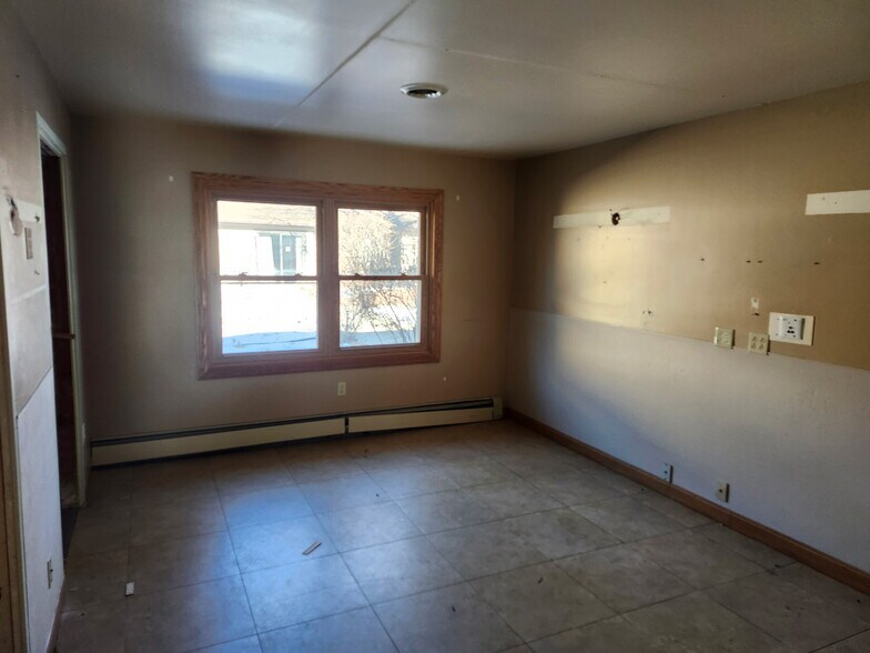 More Photos Of 165 S Chet Krause Dr, Iola Apartments For Sale