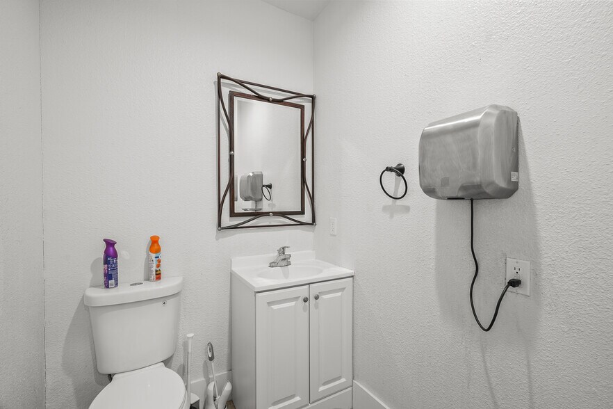 More Photos Of 1130 N Hollywood Way, Burbank Freestanding For Lease