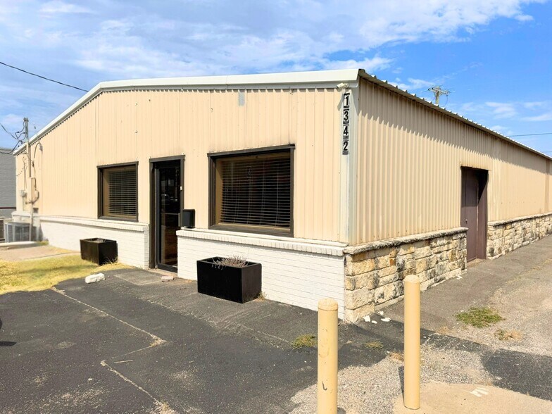 More Photos Of 1342 E Highway 377, Granbury Showroom For Sale