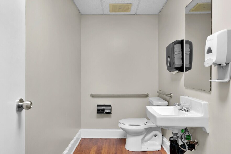 More Photos Of 1201-1203 Colonial Commons Ct, Lancaster Medical For Lease