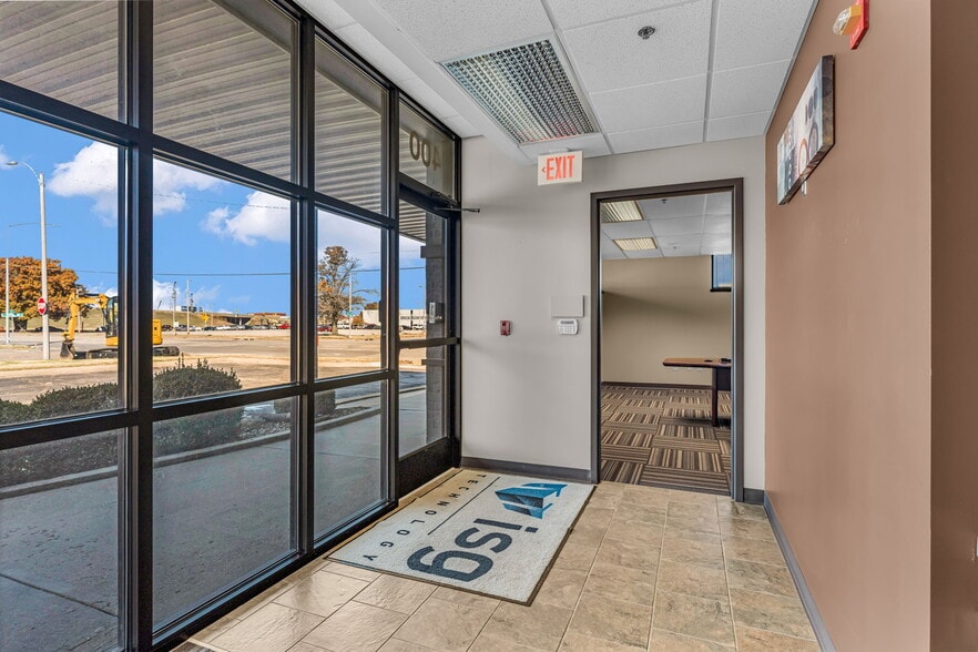 More Photos Of 400 SE Jefferson St, Topeka Flex For Sale