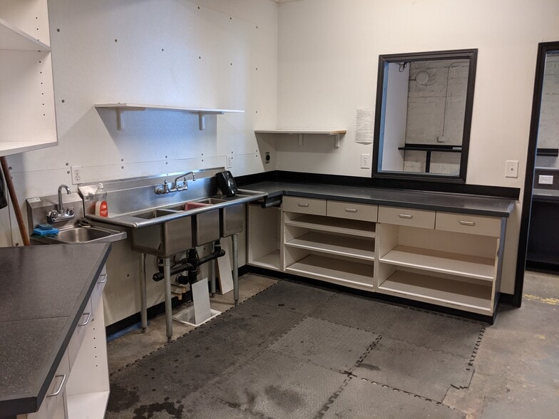 More Photos Of 108 Ross St, Molalla General Retail For Lease