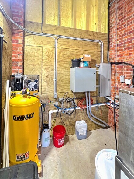 More Photos Of 509 1st St, Granite Carwash For Sale