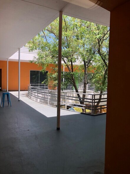 More Photos Of 100-139 S Palm Canyon Dr, Palm Springs Storefront Retail Office For Lease