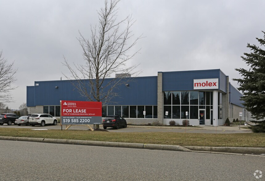 More Photos Of 216 Bathurst Dr, Waterloo Flex For Lease