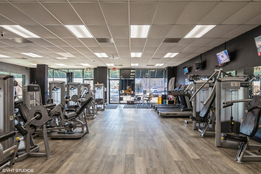 More Photos Of 366-380 Bank Dr, Mchenry Restaurant For Lease