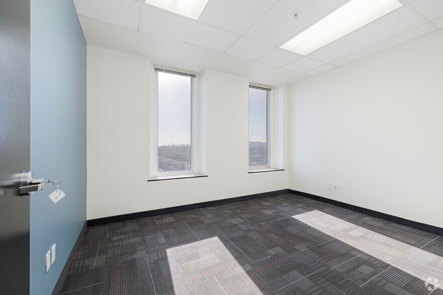 More Photos Of 255 Boul Crémazie E, Montréal Office For Lease