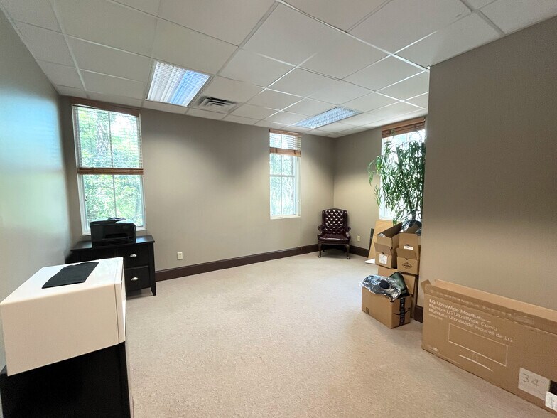 More Photos Of 240 Seven Farms Dr, Daniel Island Office For Sale