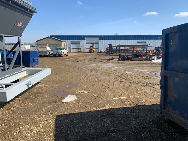 More Photos Of 14 Burnt Valley Ave, Red Deer County Service For Lease