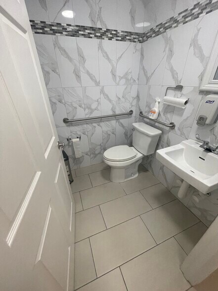 More Photos Of 20619 Hillside Ave, Queens Village General Retail For Lease