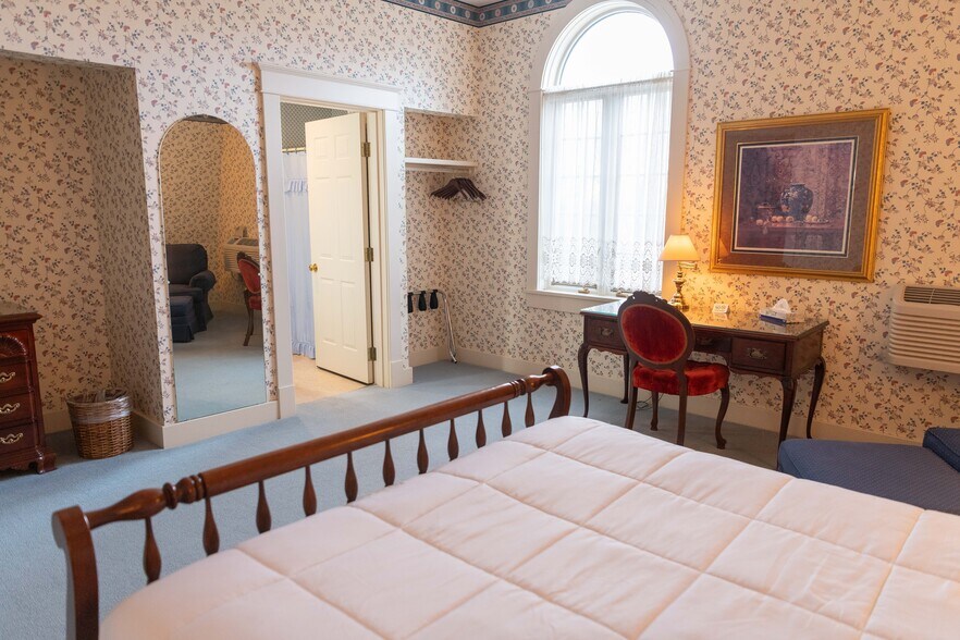 More Photos Of 1111 Washington St, Pella Hospitality For Sale