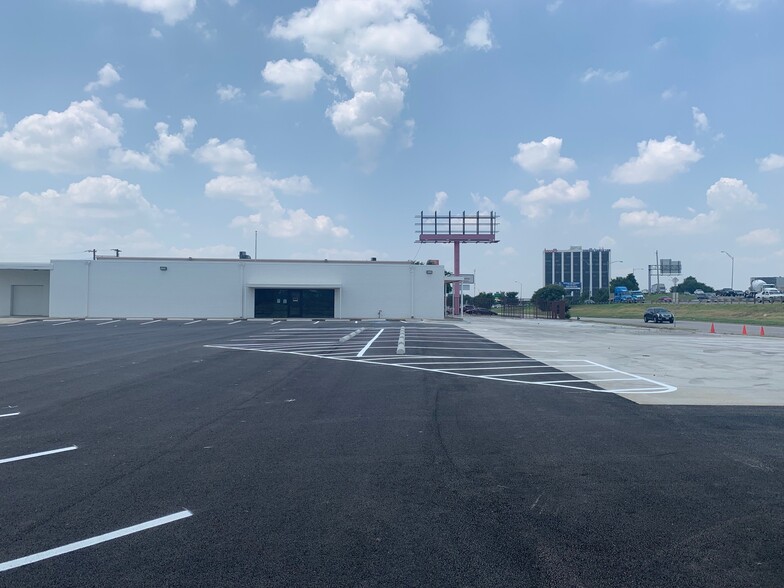 More Photos Of 7009 John Carpenter Fwy, Dallas Warehouse For Lease