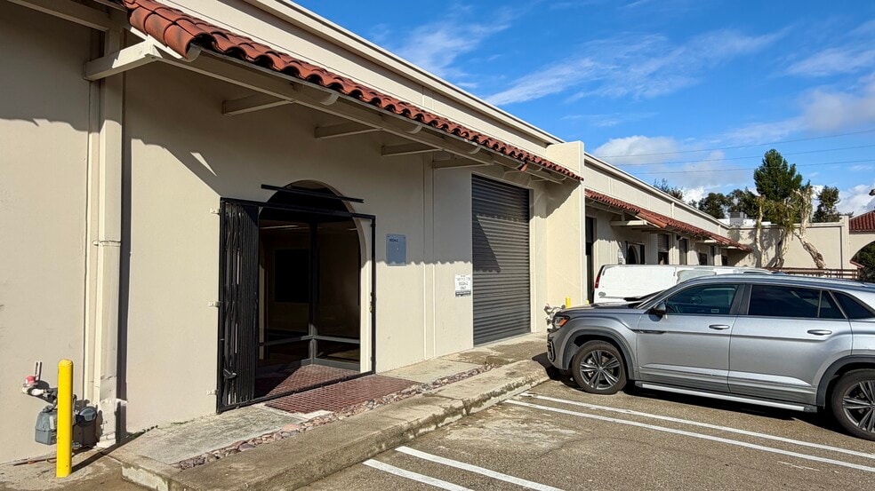 More Photos Of 18320-18330 Oxnard St, Tarzana Unknown For Lease